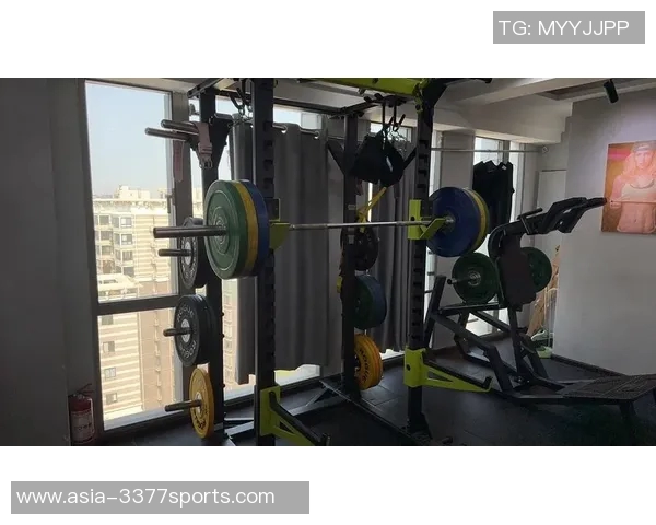 展现力量与美感的哑铃健身照片记录你的每一次进步与坚持